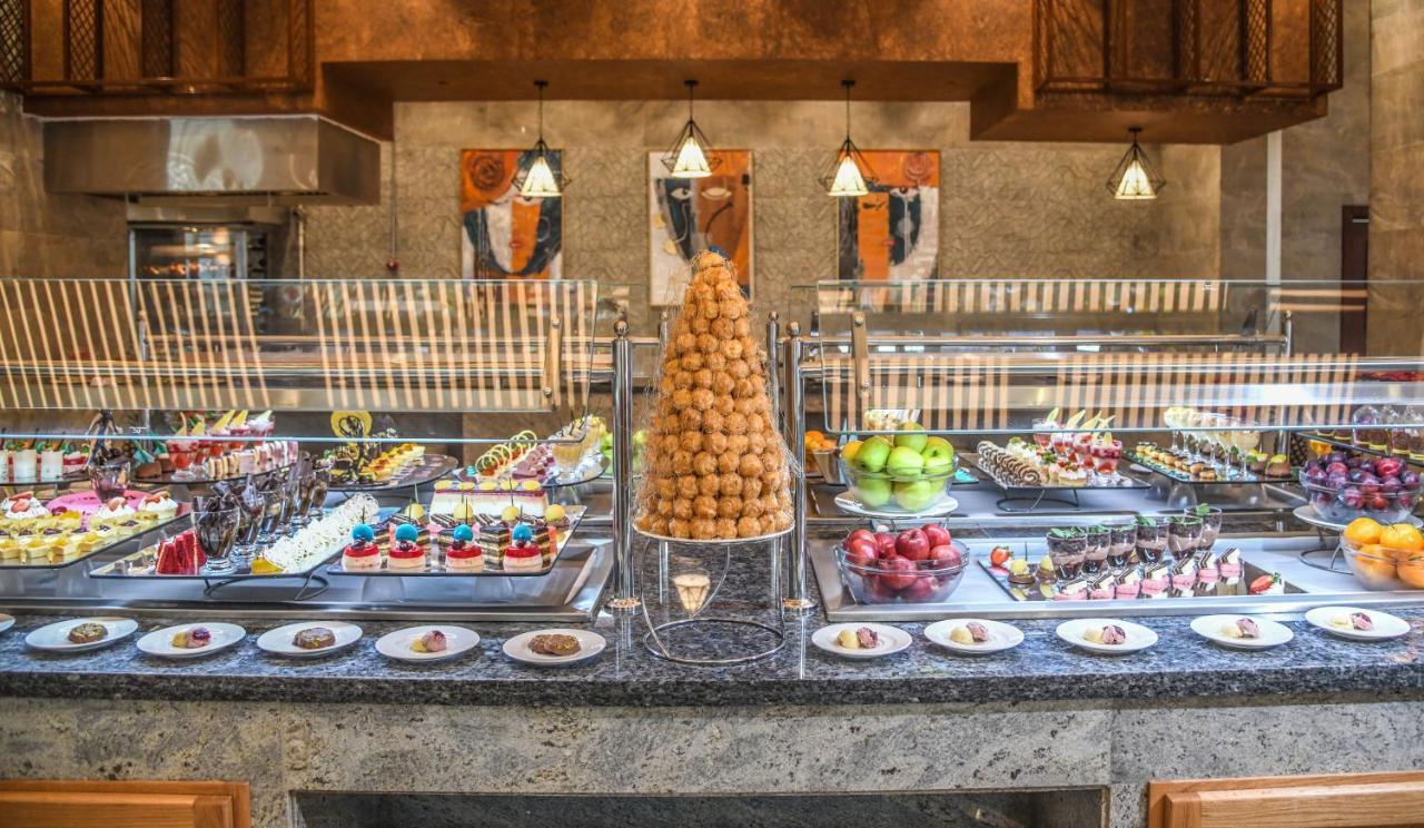 Tolip Resort El Galala Hills Ain Suchna Exterior foto A buffet at a hotel