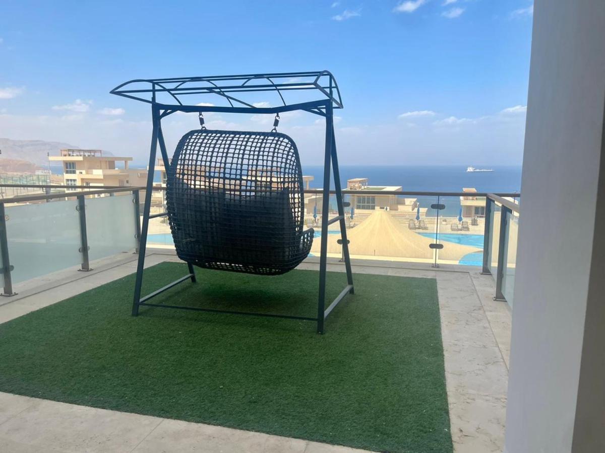 Tolip Resort El Galala Hills Ain Suchna Exterior foto Artificial grass on a balcony