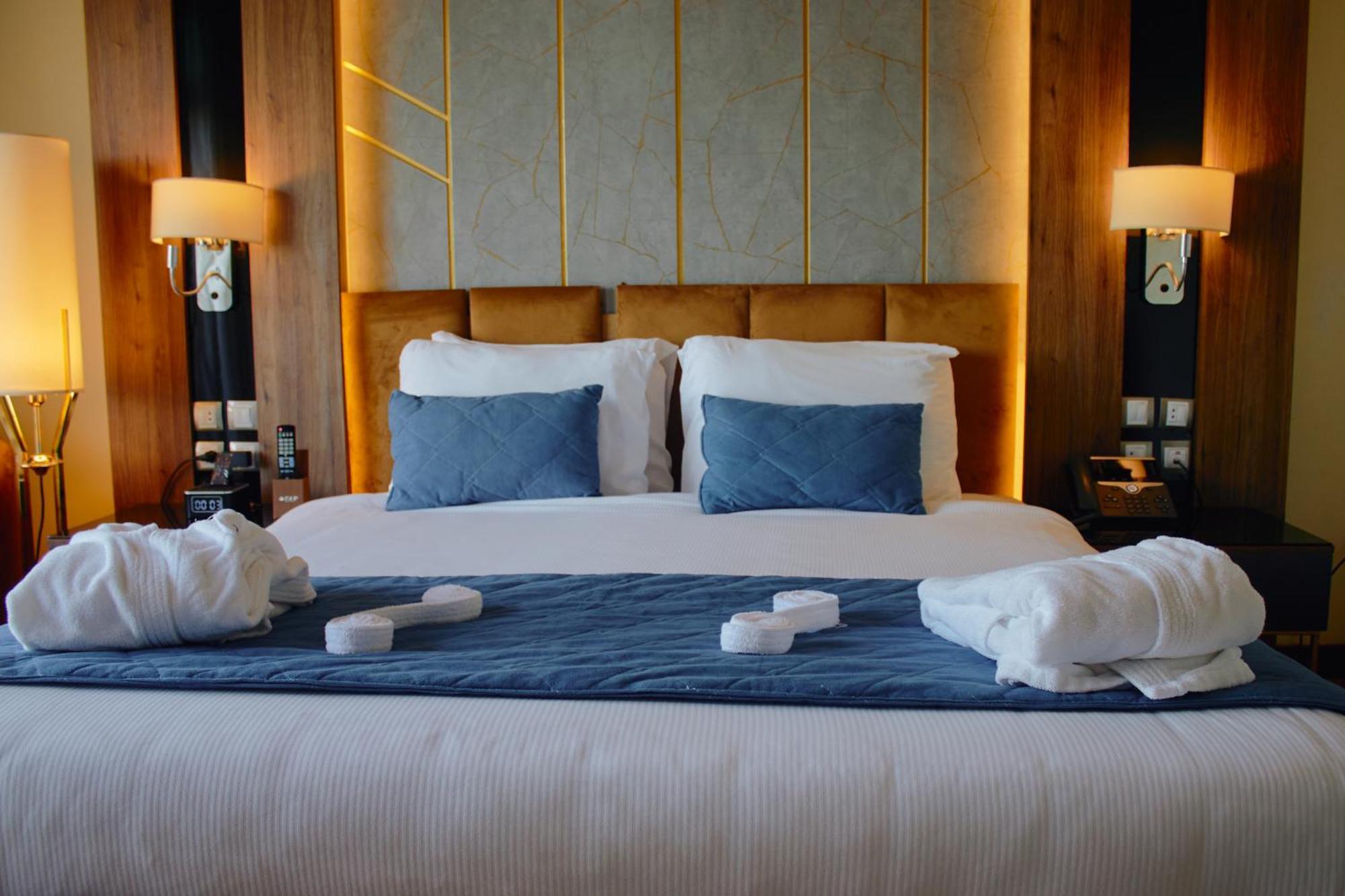 Tolip Resort El Galala Hills Ain Suchna Exterior foto A bed in a hotel room