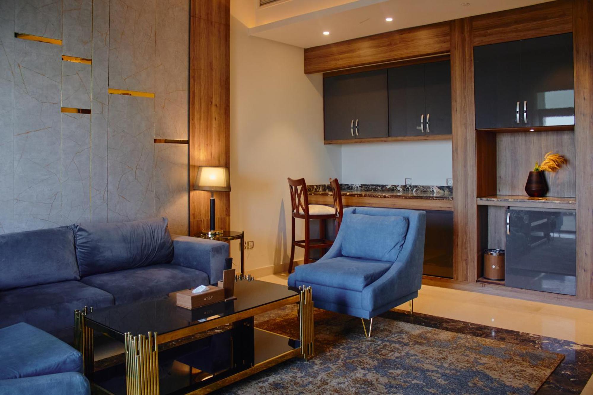 Tolip Resort El Galala Hills Ain Suchna Exterior foto A living room in a suite at the hotel