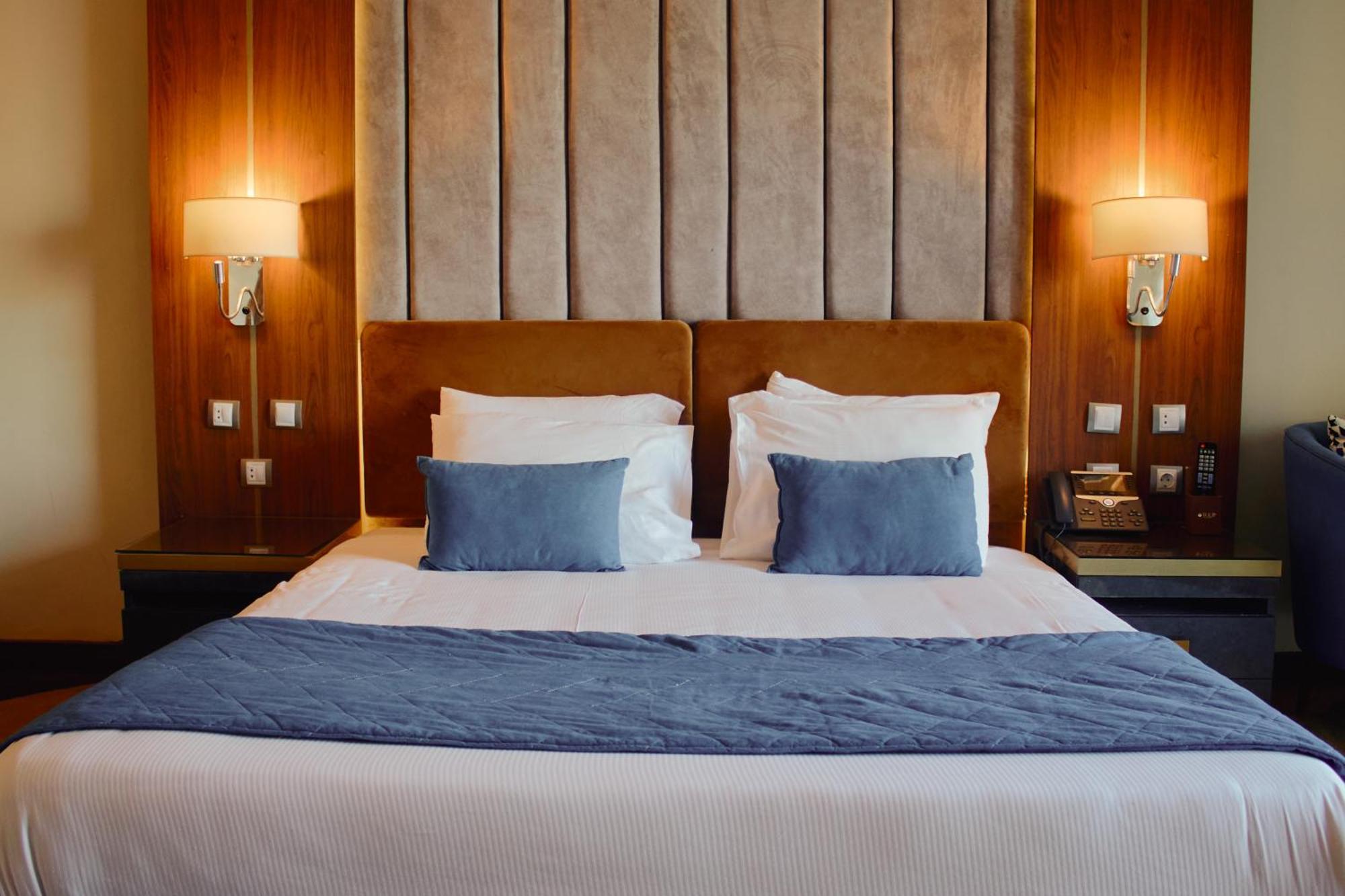Tolip Resort El Galala Hills Ain Suchna Exterior foto A bed