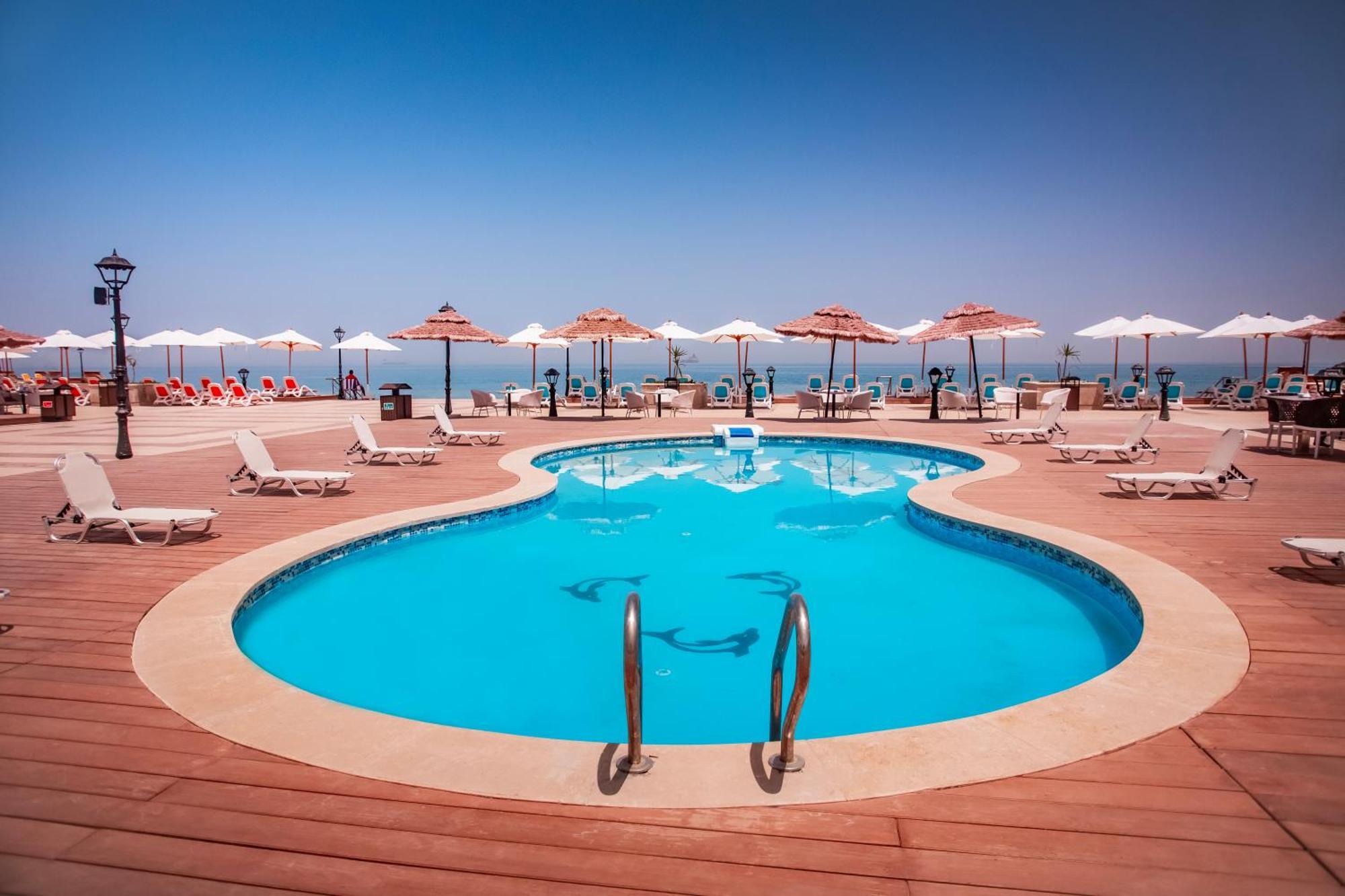Tolip Resort El Galala Hills Ain Suchna Exterior foto The pool at the Grand Hotel