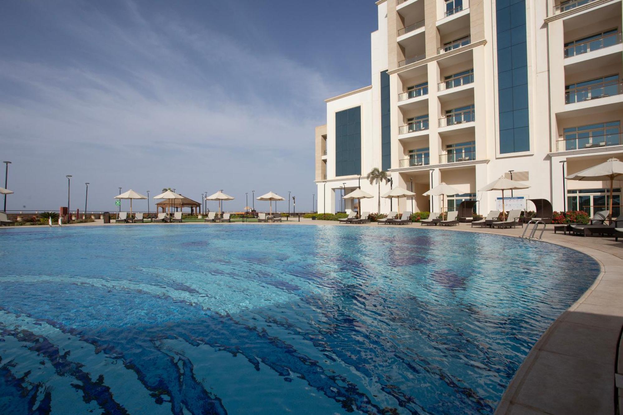 Tolip Resort El Galala Hills Ain Suchna Exterior foto The swimming pool at the hotel