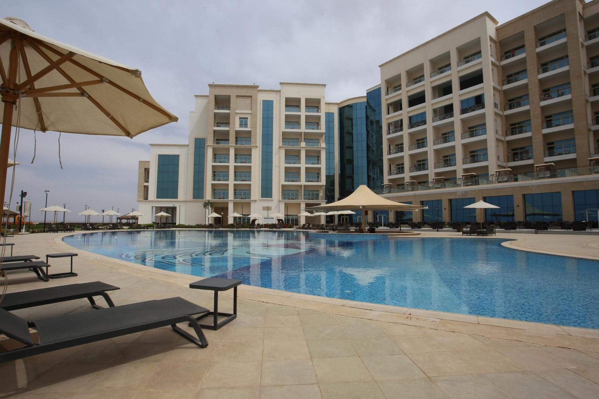 Tolip Resort El Galala Hills Ain Suchna Exterior foto The swimming pool at the hotel
